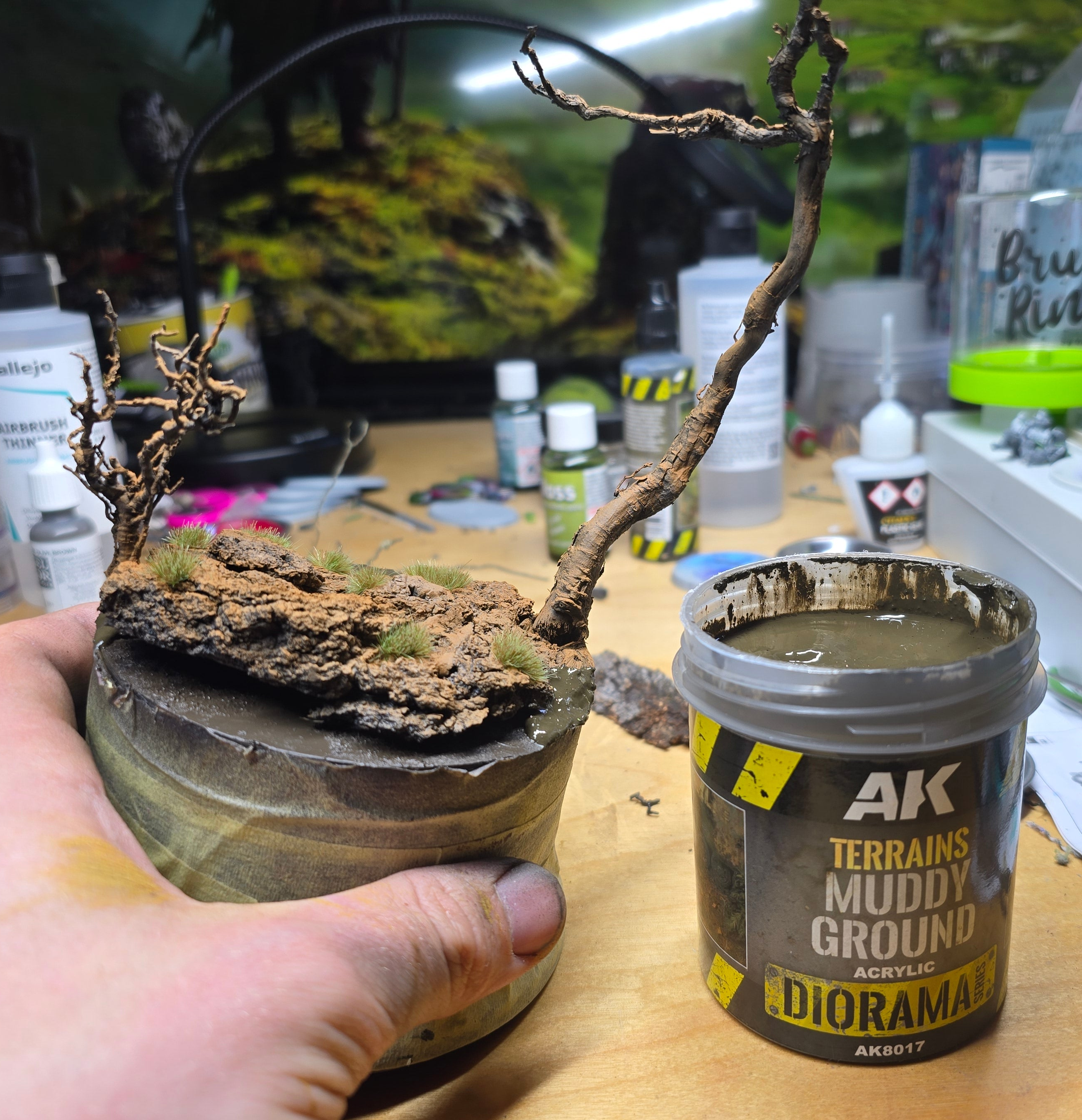 Bas gjord med AK terrains muddy ground samt bark