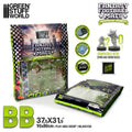Spela Blood Bowl på en slitstark neoprenmatta med tryckta spelzoner, dugouts och halkfri baksida för stabila matcher - Draklunden