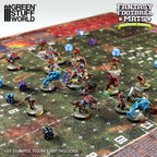 Fantasy Football neoprenmatta för Blood Bowl med 34 mm rutor, tryckta spelhjälpmedel och mjuk yta som skyddar figurer - Draklunden