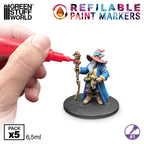 Detalj penna som används som pensel när du målar Warhammer och DnD modeller med andra figurer - Draklunden